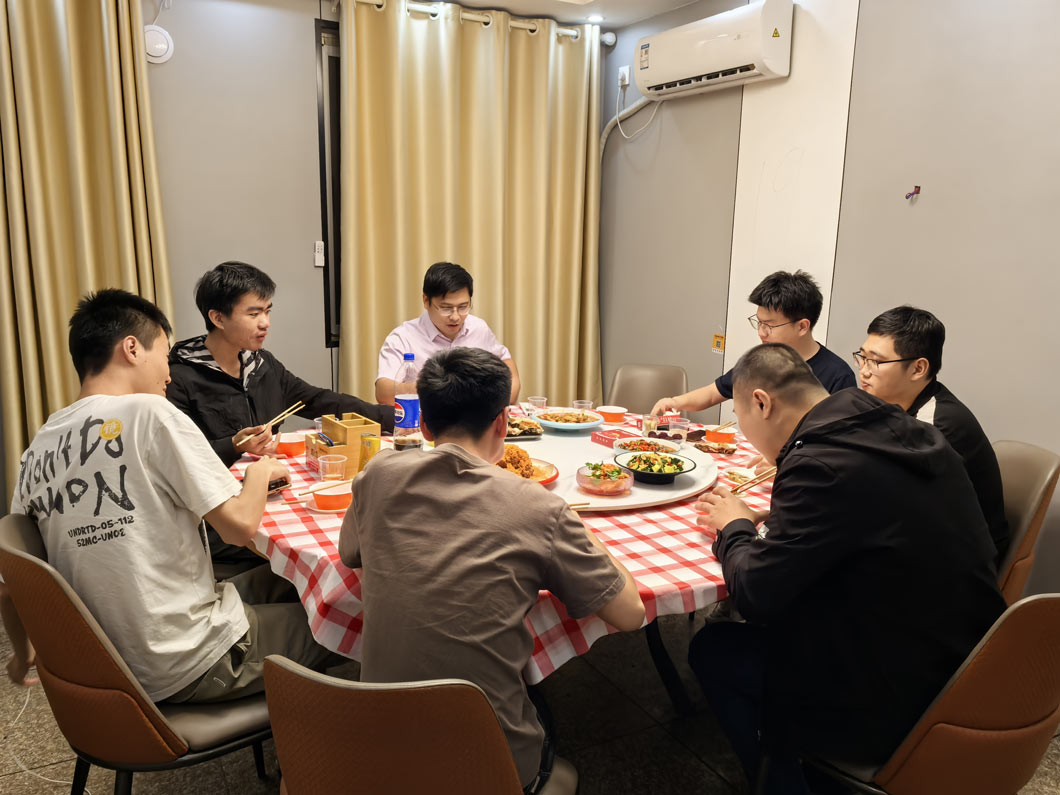 工作之余话家常，团队凝聚添动力